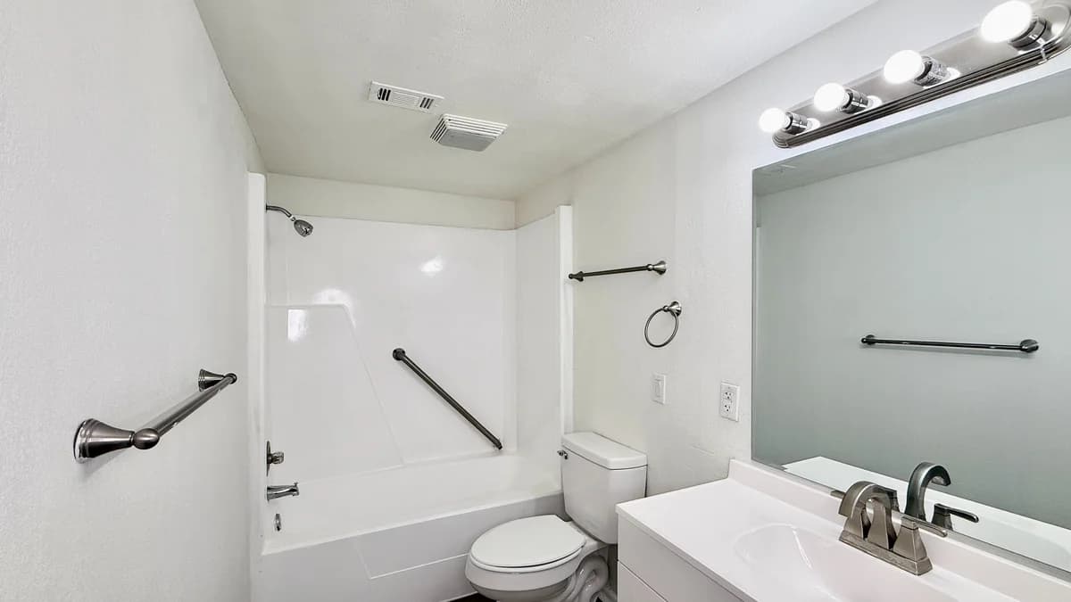 St. Petersburg apartments for rent - image - Coquina Elite - Bathroom