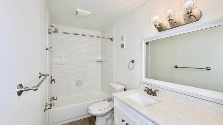 St. Petersburg apartments for rent - image - Sea Horse Elite - Bathroom