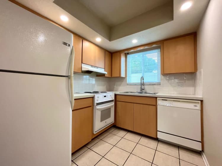 St. Petersburg apartments for rent - image - 4_raven_bay_pines-1920w.webp