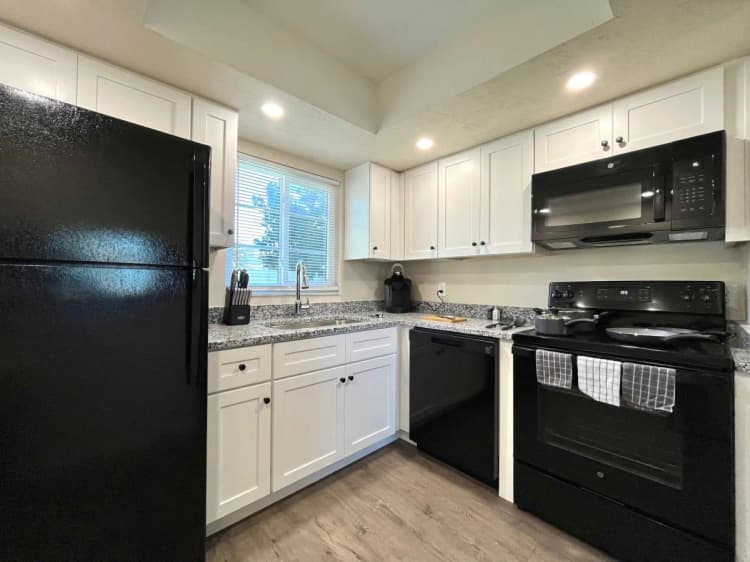 St. Petersburg apartments for rent - image - 2_raven_bay_pines-1920w.webp