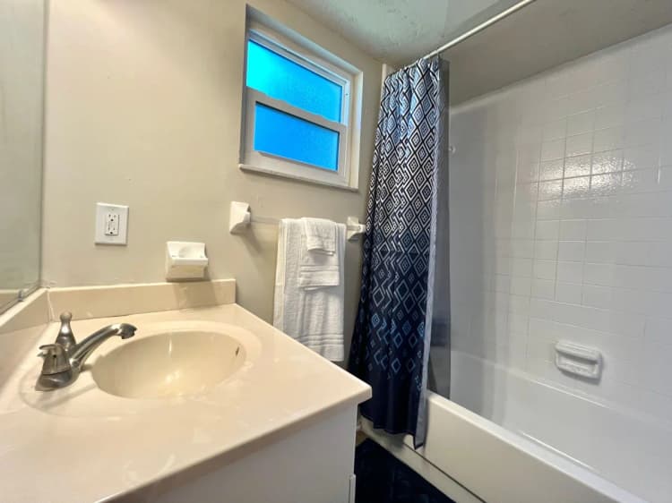 St. Petersburg apartments for rent - image - 7_raven_bay_pines-1920w.webp