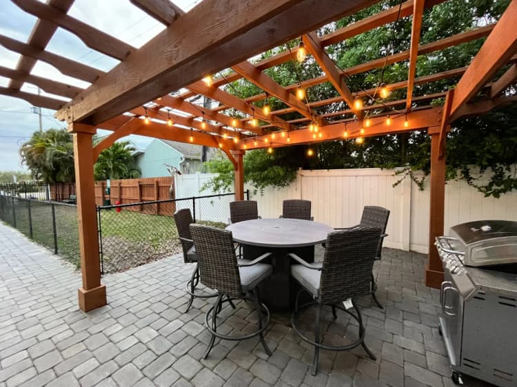 St. Petersburg apartments for rent - image - 9_raven_bay_pines-1920w.webp