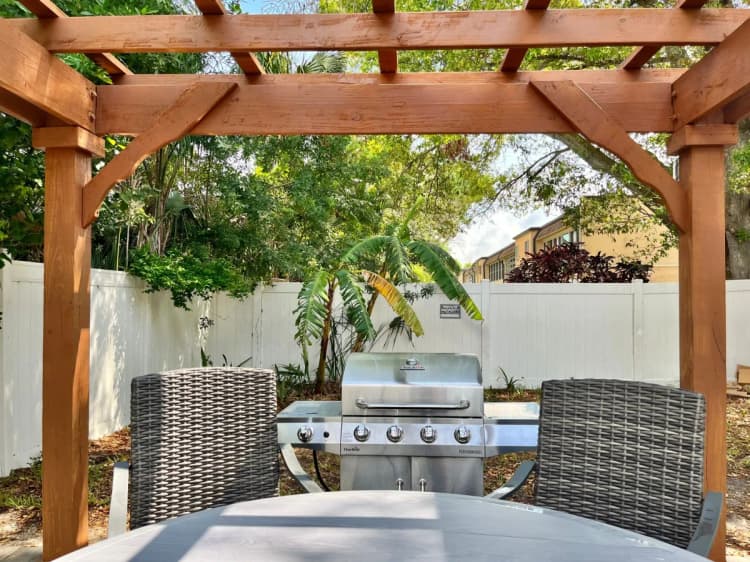 St. Petersburg apartments for rent - image - 12_raven_bay_pines-1920w.webp