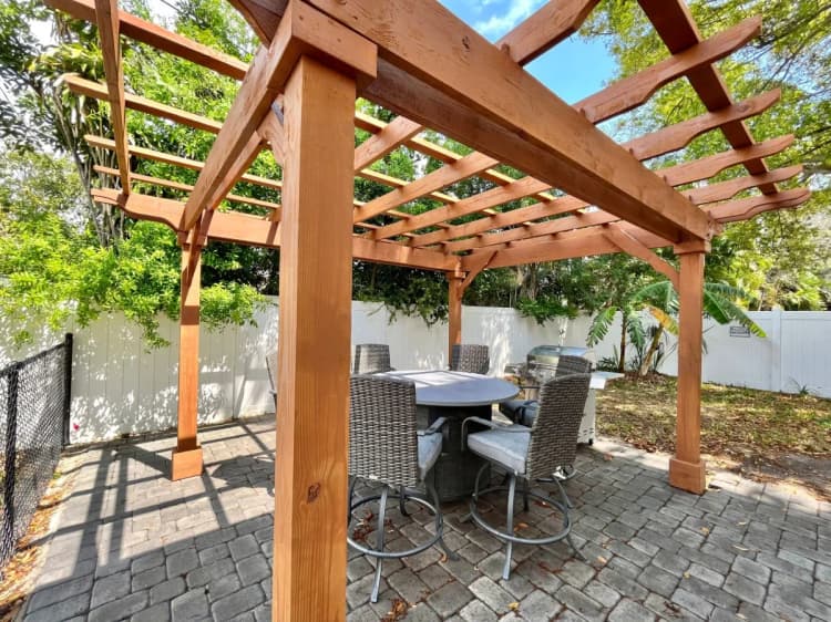 St. Petersburg apartments for rent - image - 10_raven_bay_pines-1920w.webp