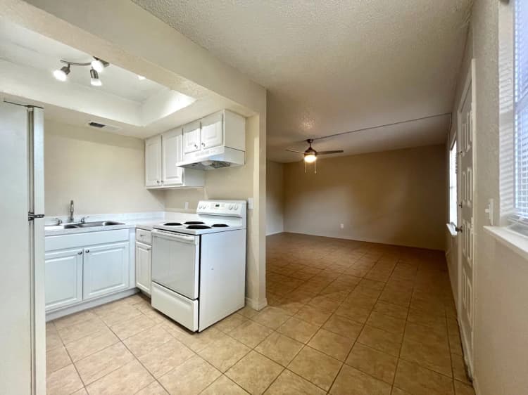 St. Petersburg apartments for rent - image - 3_raven_palms_jay.JPG