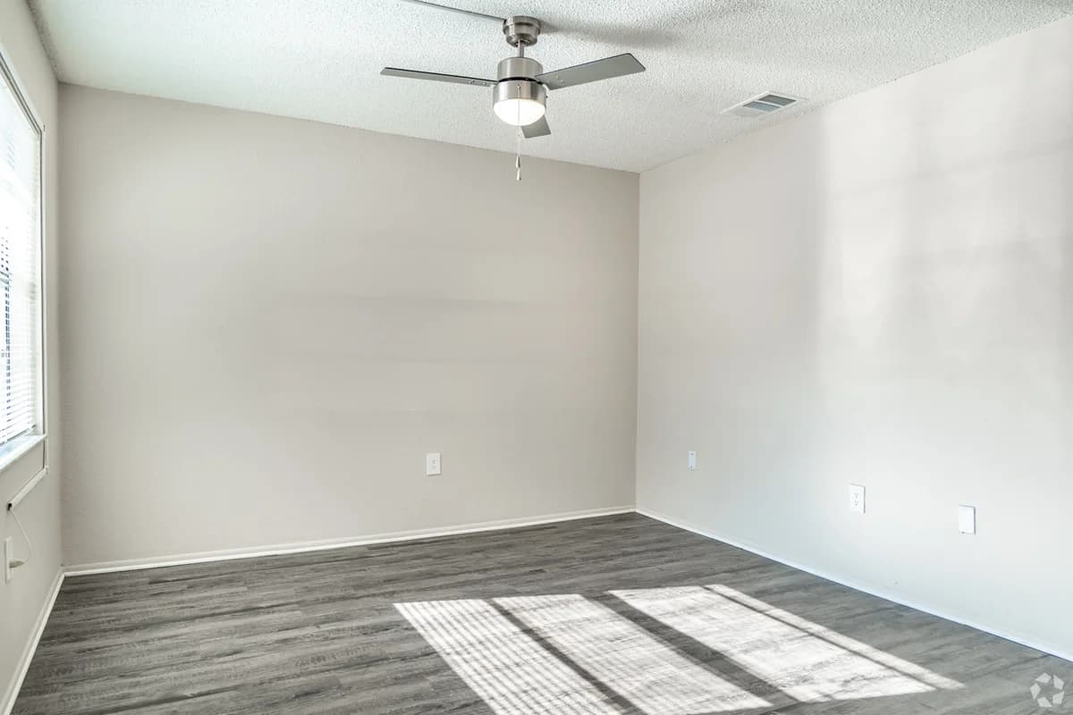 St. Petersburg apartments for rent - image - 2_raven_park_place_living_room.jpg