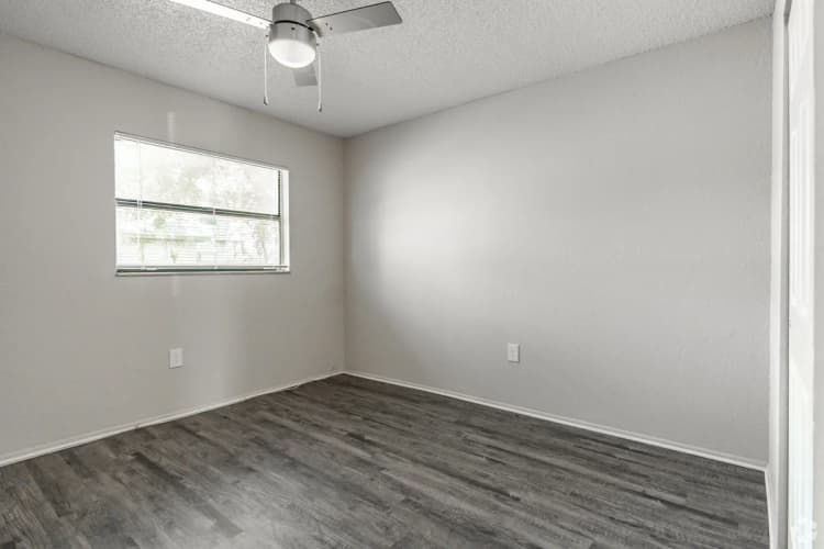 St. Petersburg apartments for rent - image - 5_raven_park_place_bedroom.jpg