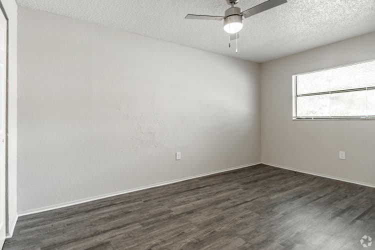 St. Petersburg apartments for rent - image - 3_raven_park_place_bedroom.jpg