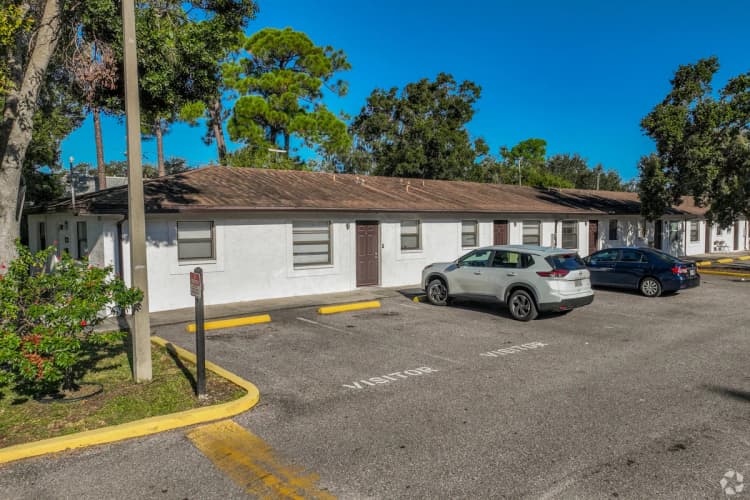 St. Petersburg apartments for rent - image - 17_raven_park_place.jpg