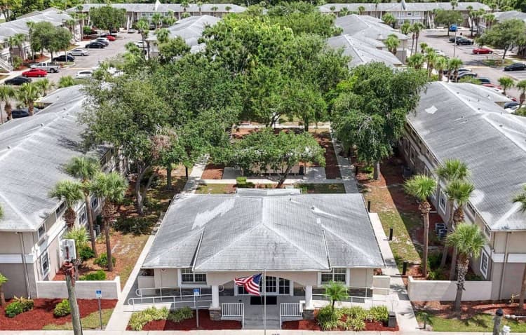 St. Petersburg apartments for rent - image - Landings at Cross Bayou - Courtyard View.jpg