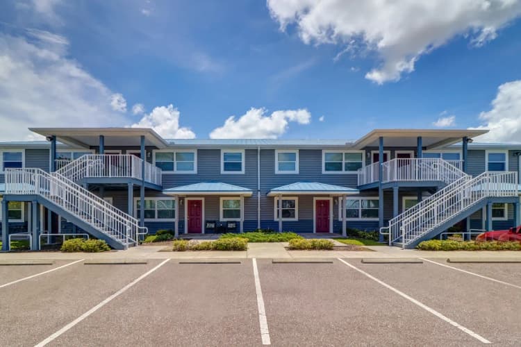 St. Petersburg apartments for rent - image - magnolia-court-amen-9.webp