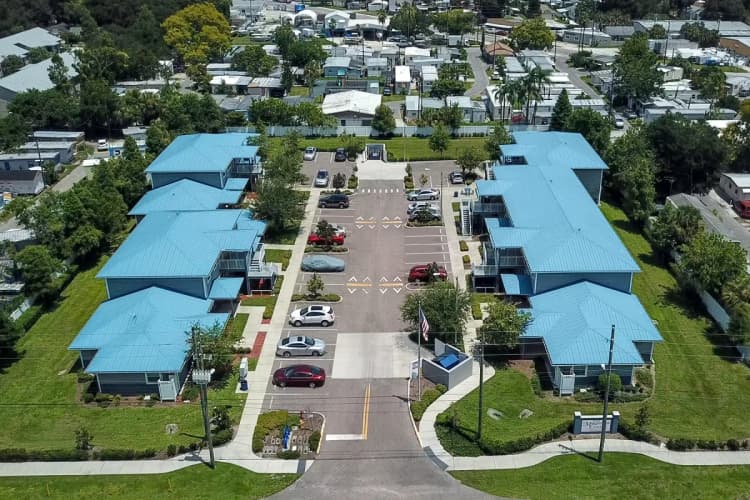 St. Petersburg apartments for rent - image - magnolia-court-amen-10.webp