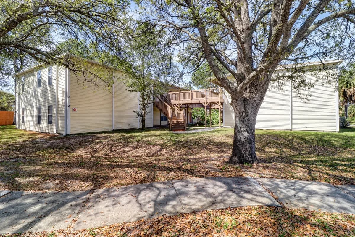 St. Petersburg apartments for rent - image - caribbean-court-amen-3.webp