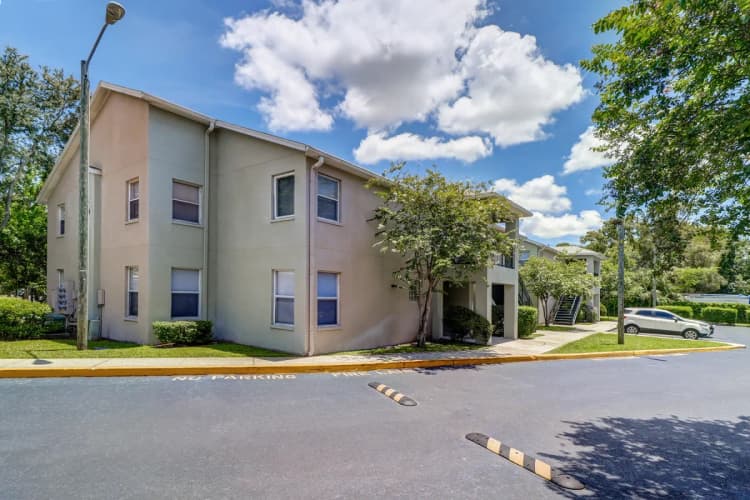 St. Petersburg apartments for rent - image - oak-trace-amen-3.webp