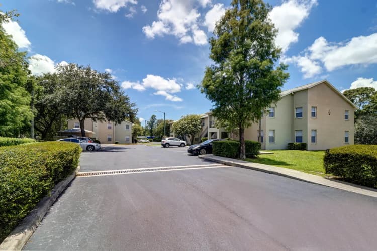 St. Petersburg apartments for rent - image - oak-trace-amen-2.webp