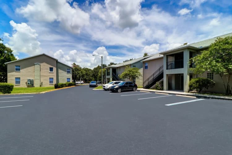St. Petersburg apartments for rent - image - oak-trace-amen-4.webp