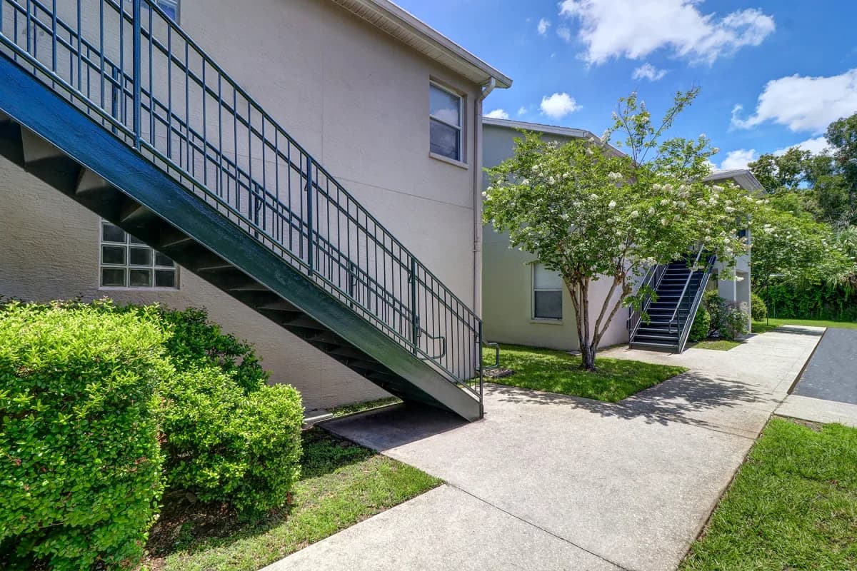 St. Petersburg apartments for rent - image - oak-trace-amen-8.webp