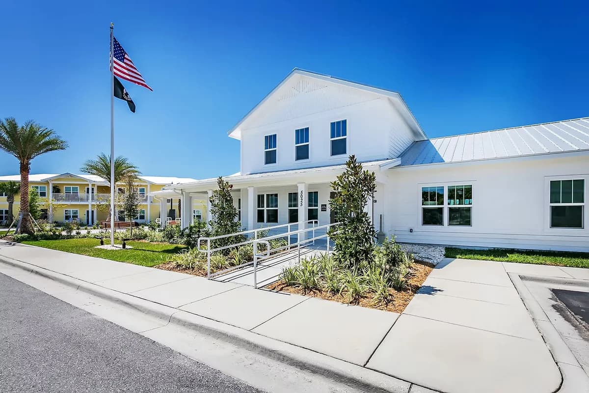 St. Petersburg apartments for rent - image - f71a38_bb2267847311418b9c20a43fc366a05a.avif