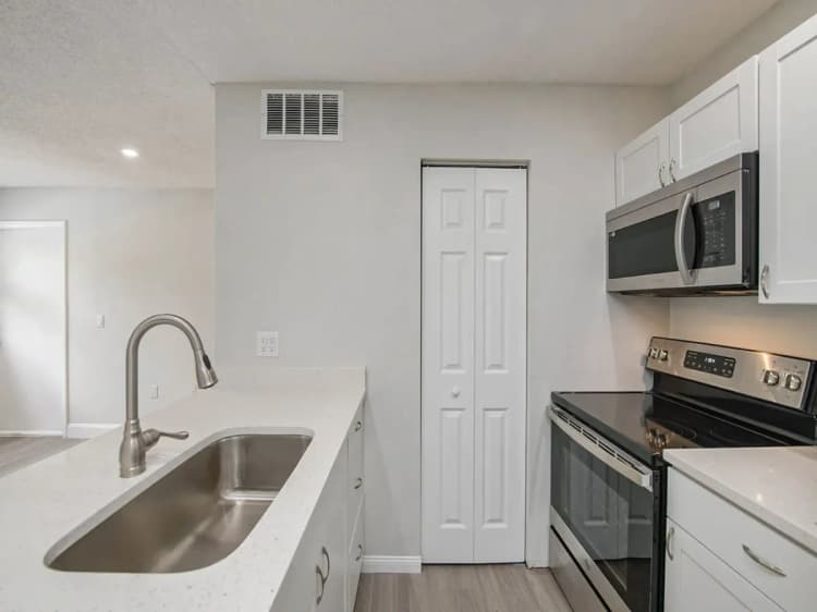 St. Petersburg apartments for rent - image - Altura Largo - Kitchen 1.webp