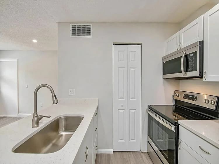 St. Petersburg apartments for rent - image - Sand Dollar Elite - Kitchen