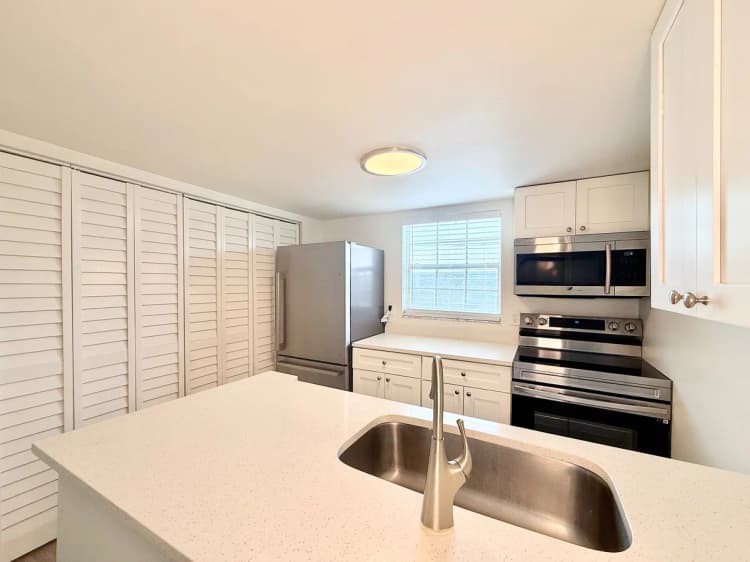 St. Petersburg apartments for rent - image - Sea Horse Elite - Kitchen