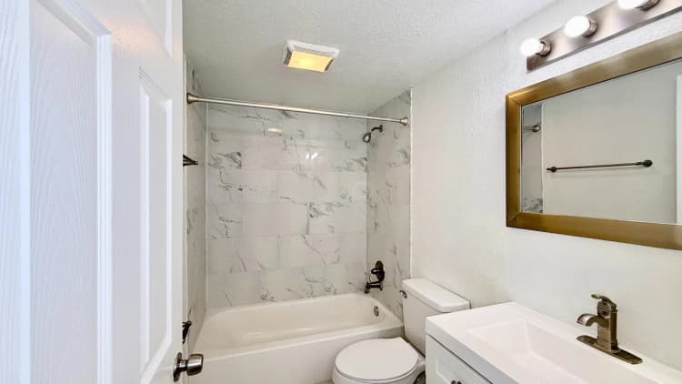 St. Petersburg apartments for rent - image - Dolphin Premium - Bathroom