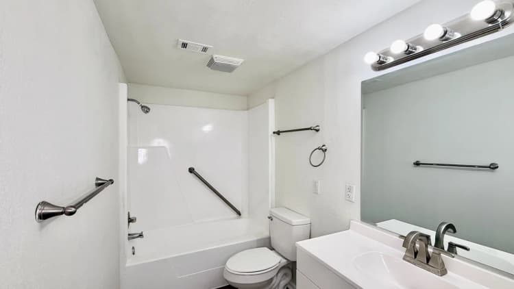 St. Petersburg apartments for rent - image - Coquina Elite - Bathroom